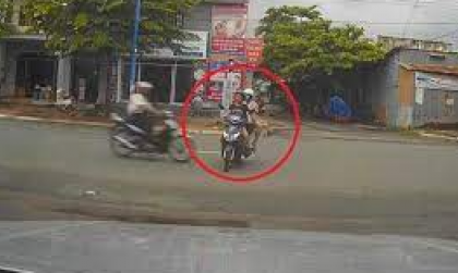 Mức phạt xe máy không giảm tốc độ khi chạy từ trong ngõ ra đường chính